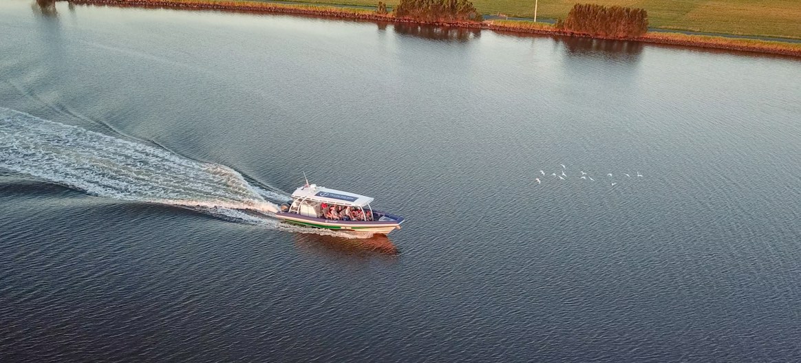 Boat cruising down Richmond river.